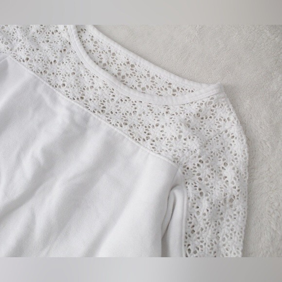 Lace shoulder sweater - Picture 2 of 6